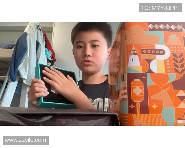 足球明星亲自拆箱揭秘新装备背后的故事与技术创新