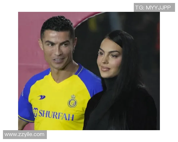 足球明星妈妈恋爱视频曝光甜蜜瞬间引发网友热议与祝福